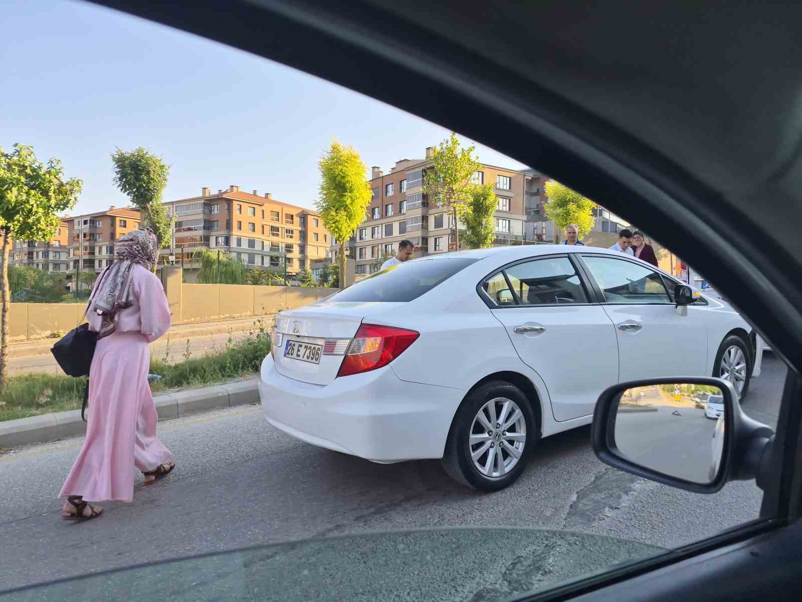 Eskişehir’de otomobilin servise çarptığı kazada maddi hasar oluştu