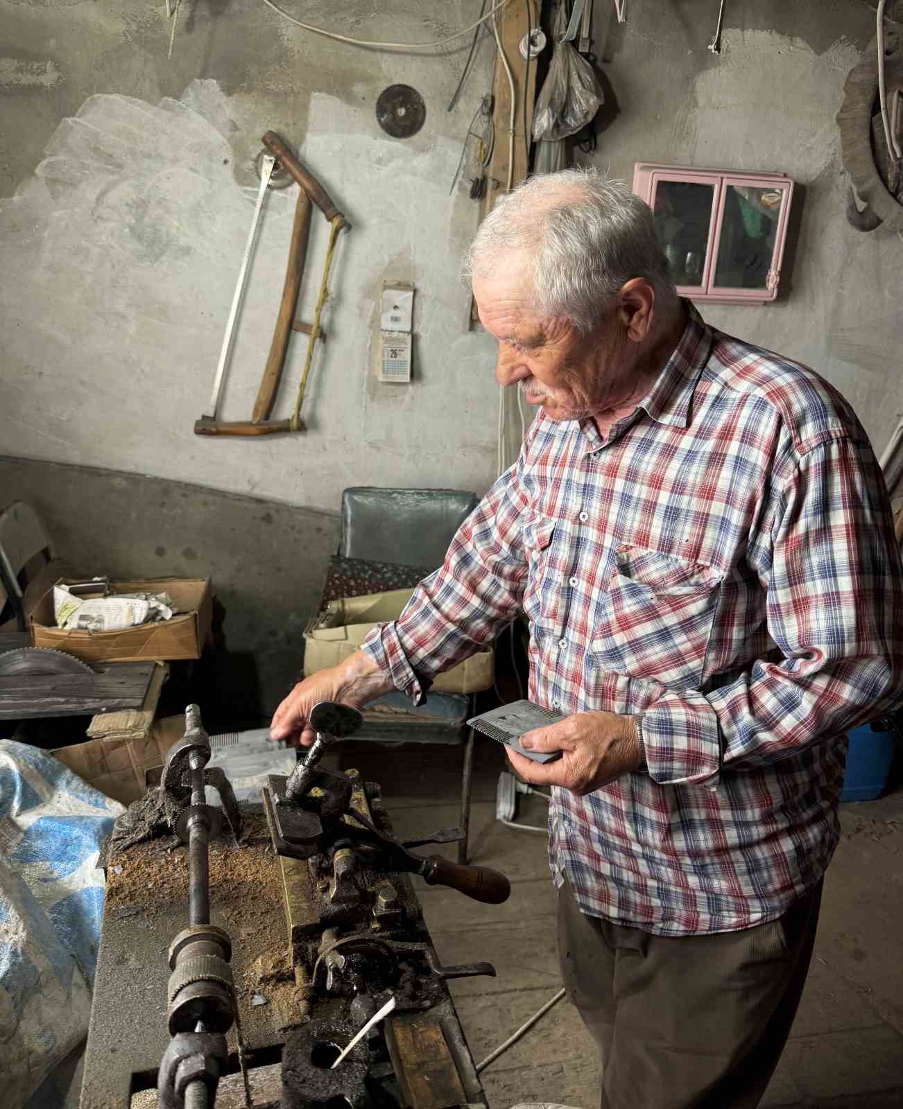 Bolu’da 50 yıldır manda boynuzundan tarak yapıyor
