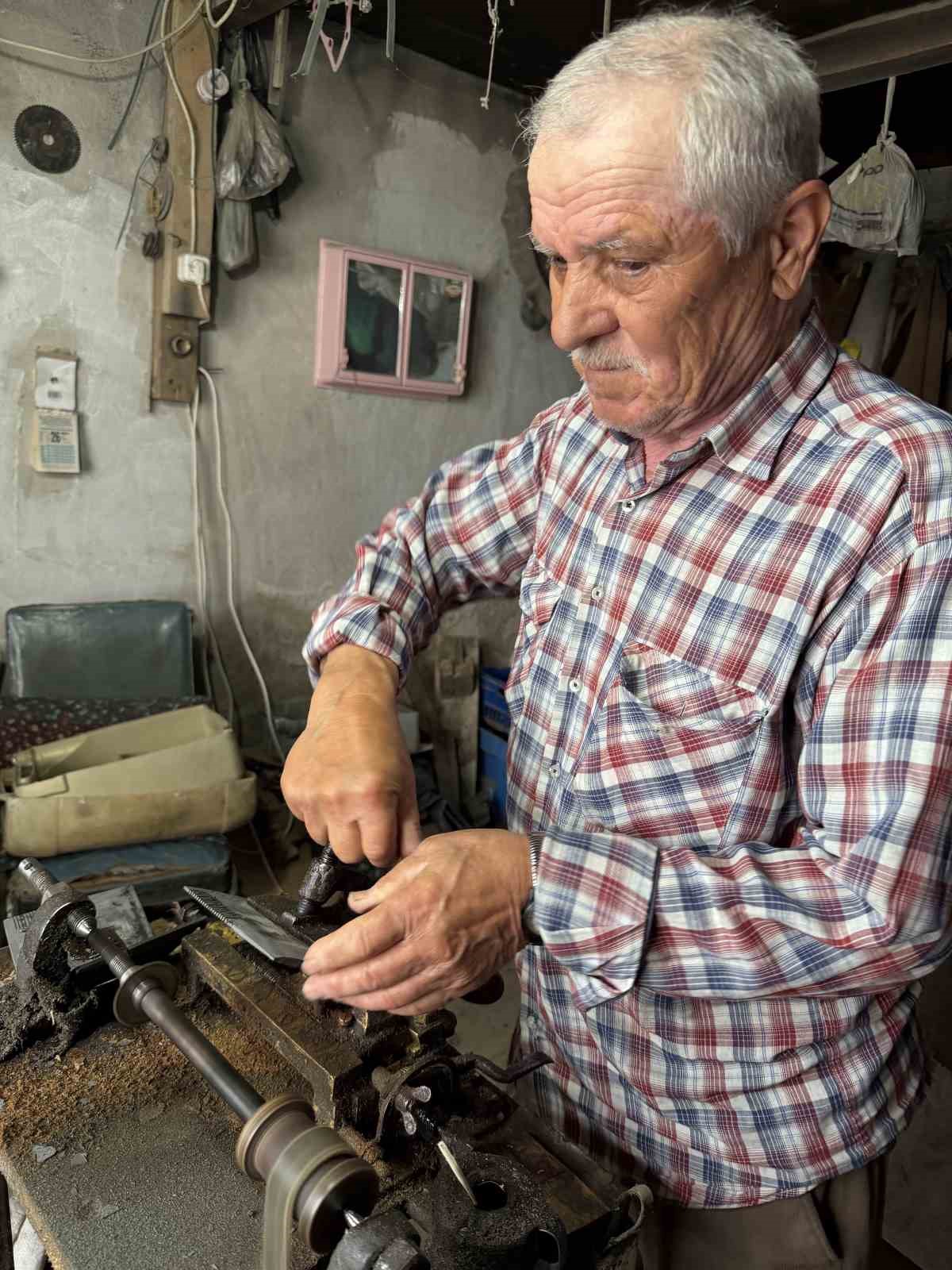 Bolu’da 50 yıldır manda boynuzundan tarak yapıyor