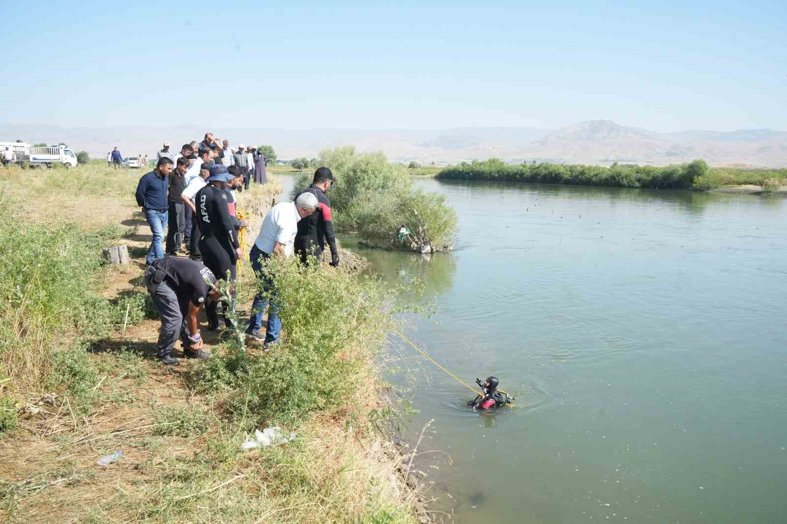 Murat Nehri’nde kaybolan 10 yaşındaki Berat için zamanla yarış sürüyor