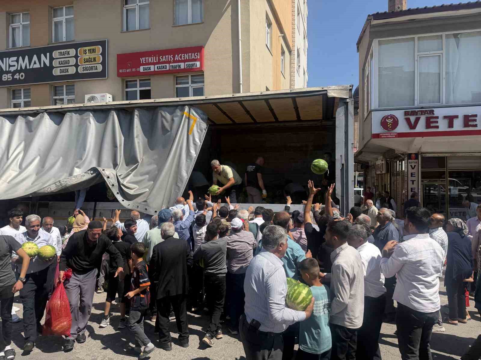 Hayırsever çiftçi 30 ton karpuzu ücretsiz dağıttı
