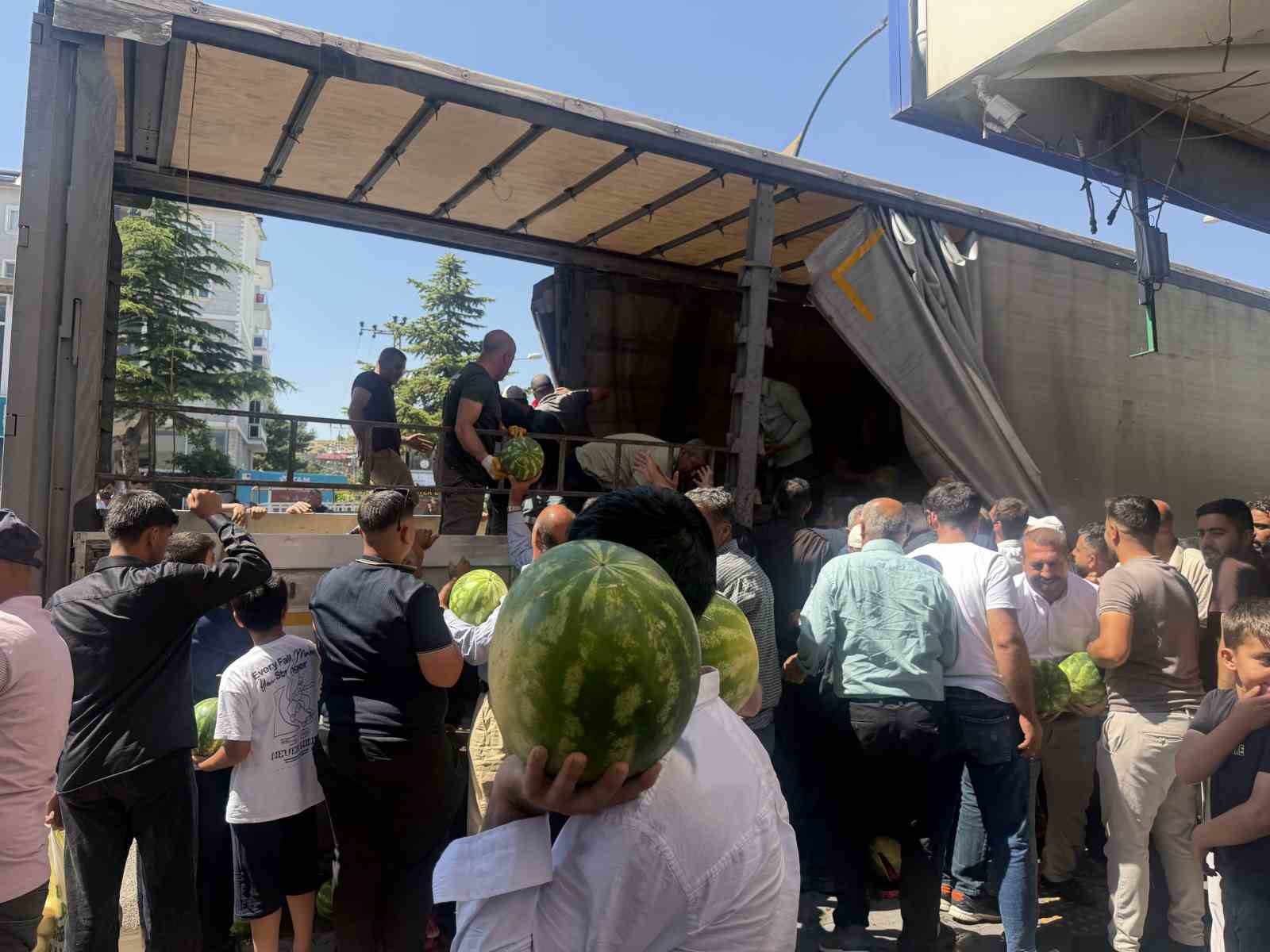 Hayırsever çiftçi 30 ton karpuzu ücretsiz dağıttı
