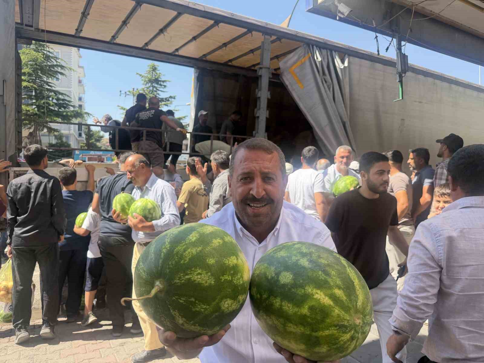 Hayırsever çiftçi 30 ton karpuzu ücretsiz dağıttı