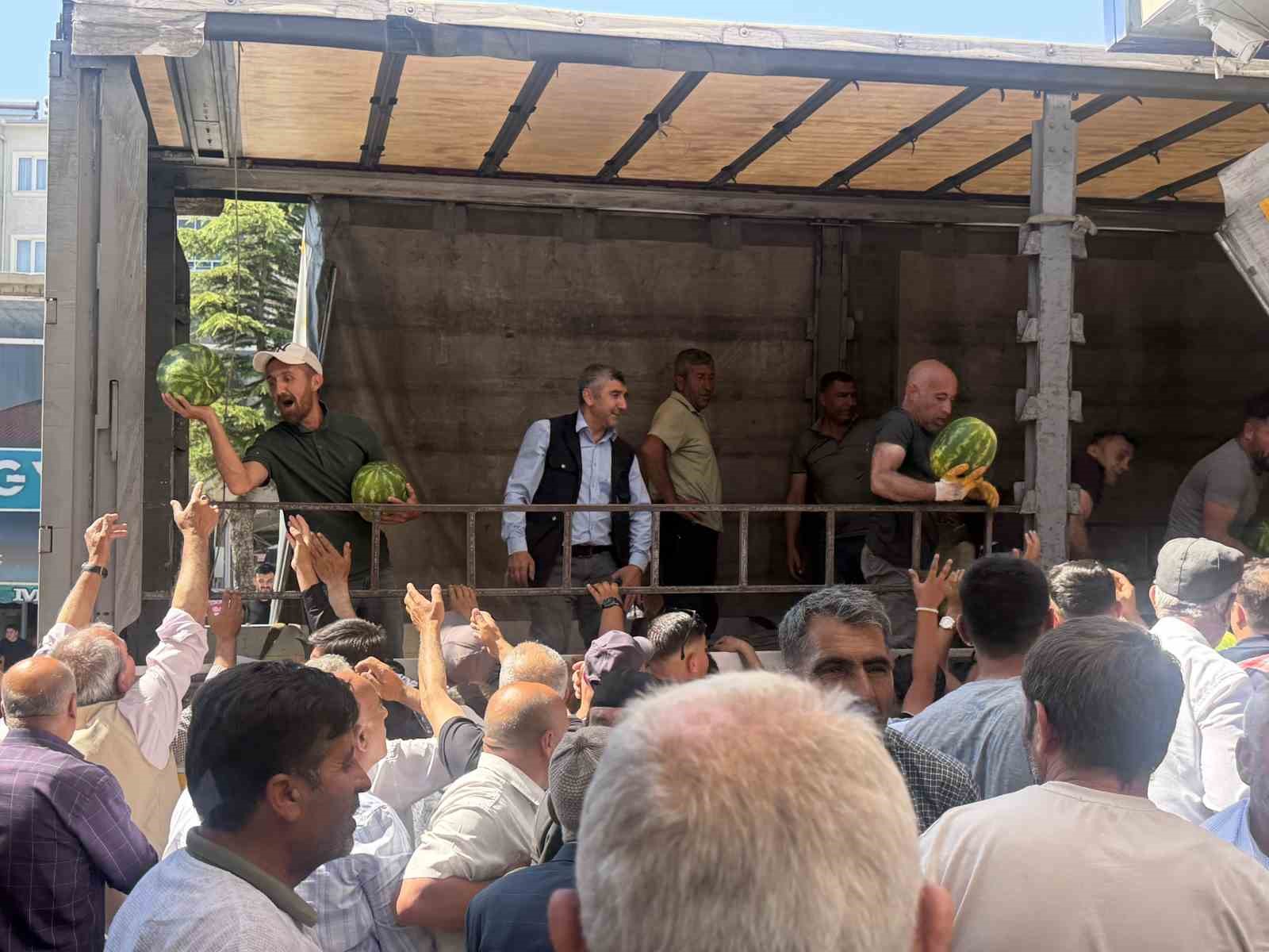 Hayırsever çiftçi 30 ton karpuzu ücretsiz dağıttı