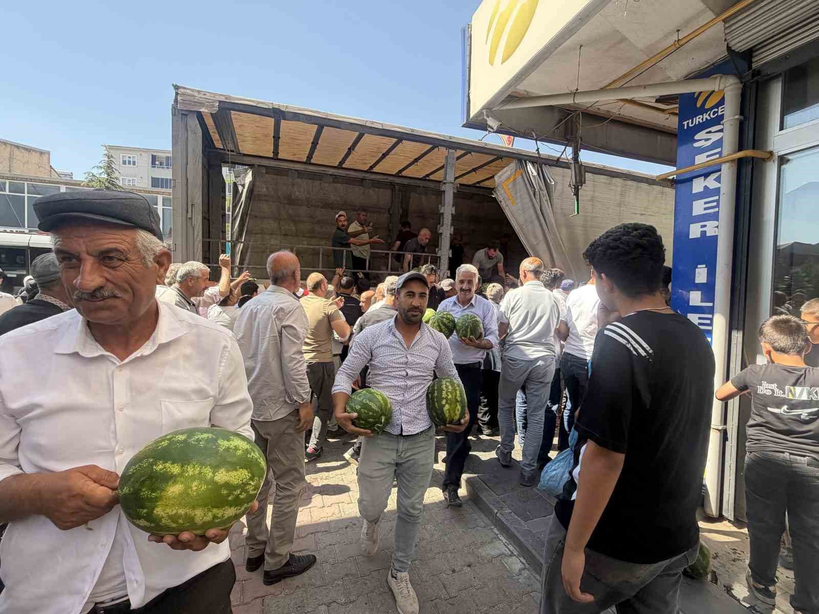 Hayırsever çiftçi 30 ton karpuzu ücretsiz dağıttı