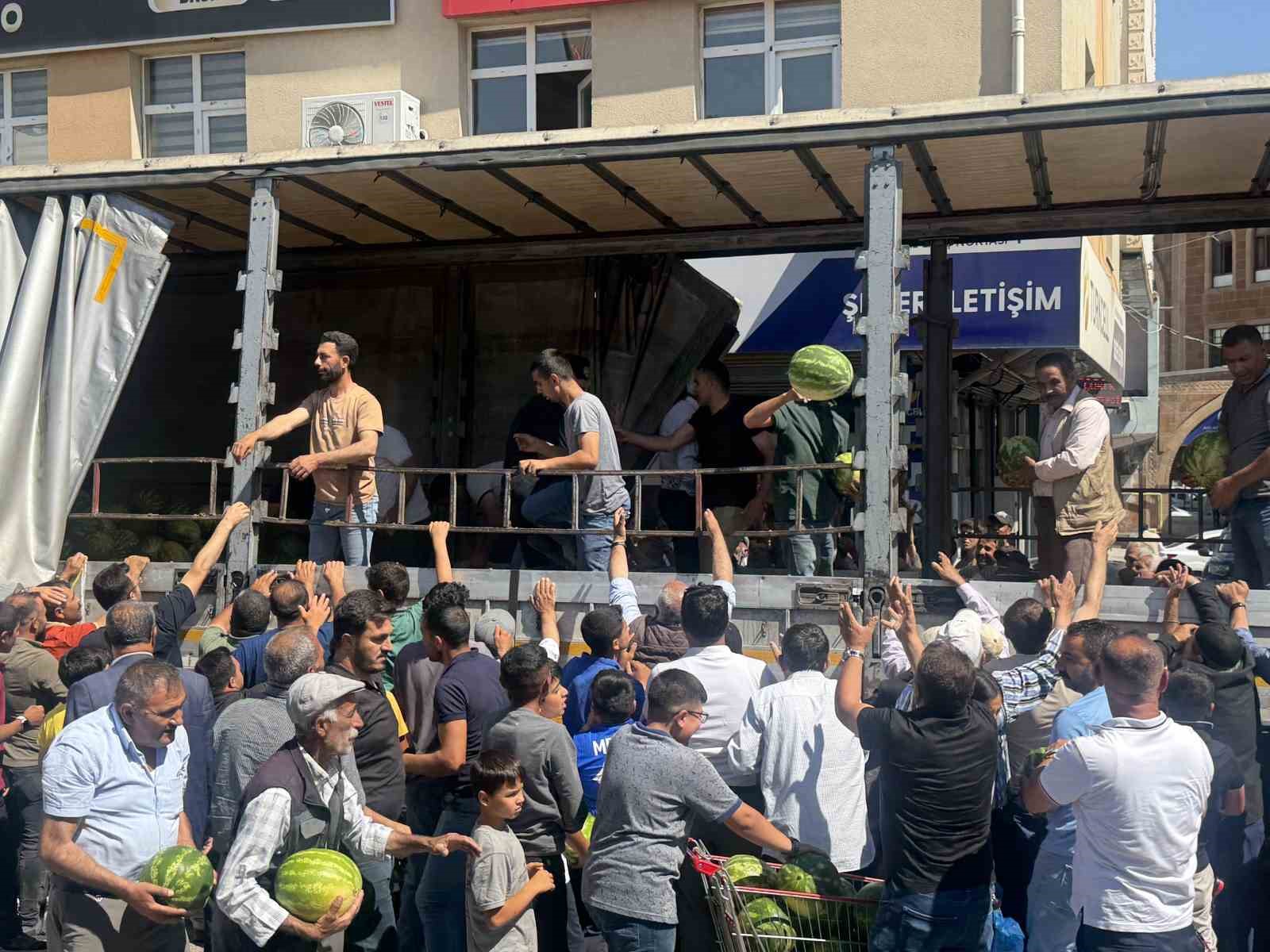 Hayırsever çiftçi 30 ton karpuzu ücretsiz dağıttı