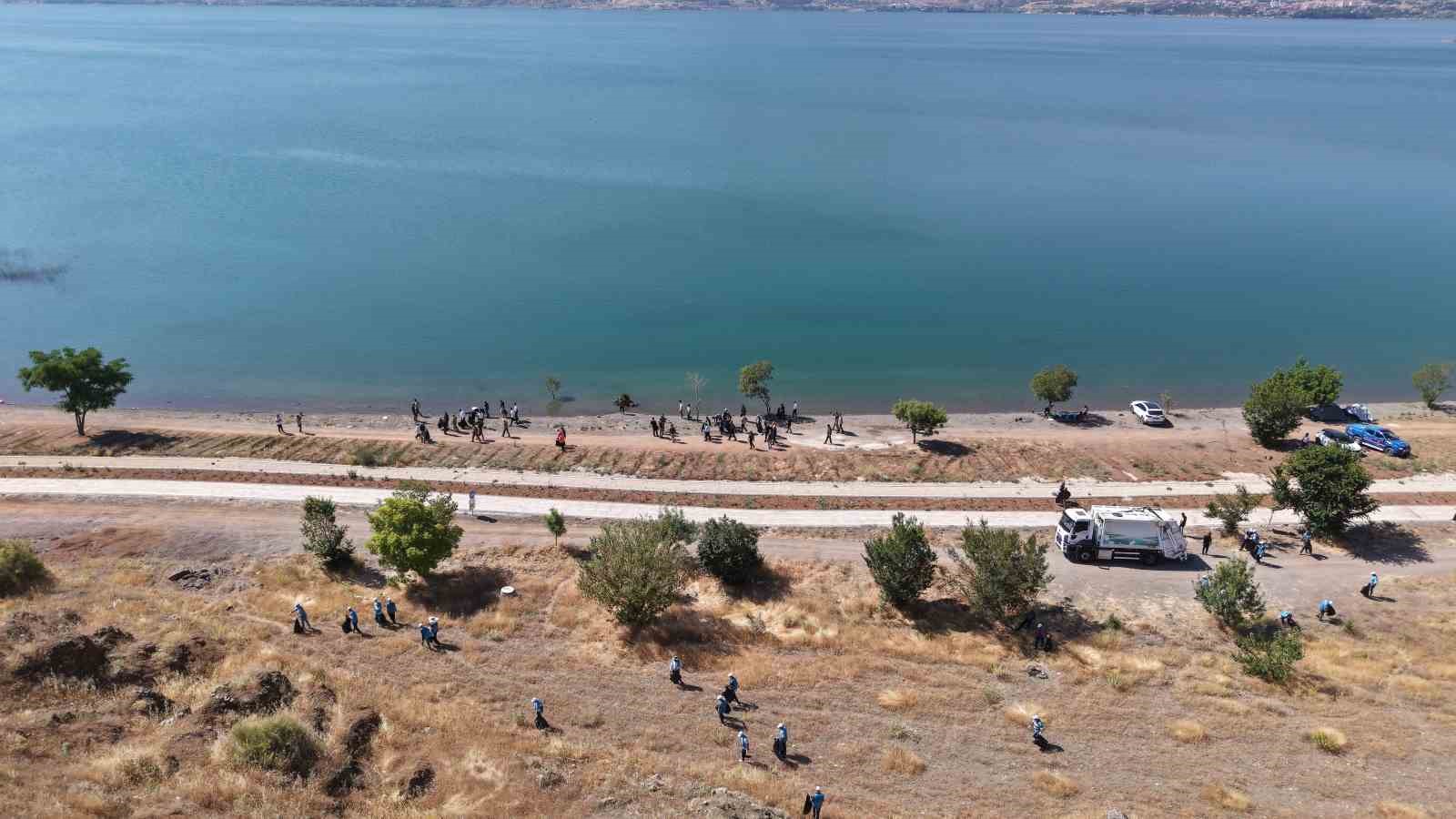 Elazığ Hazar Gölü çevresinde temizlik çalışması