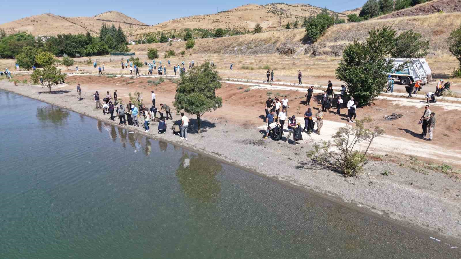 Elazığ Hazar Gölü çevresinde temizlik çalışması