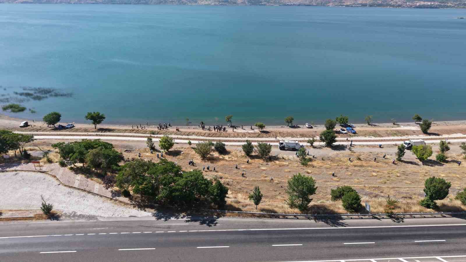 Elazığ Hazar Gölü çevresinde temizlik çalışması