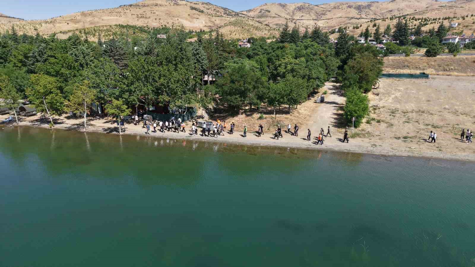 Elazığ Hazar Gölü çevresinde temizlik çalışması