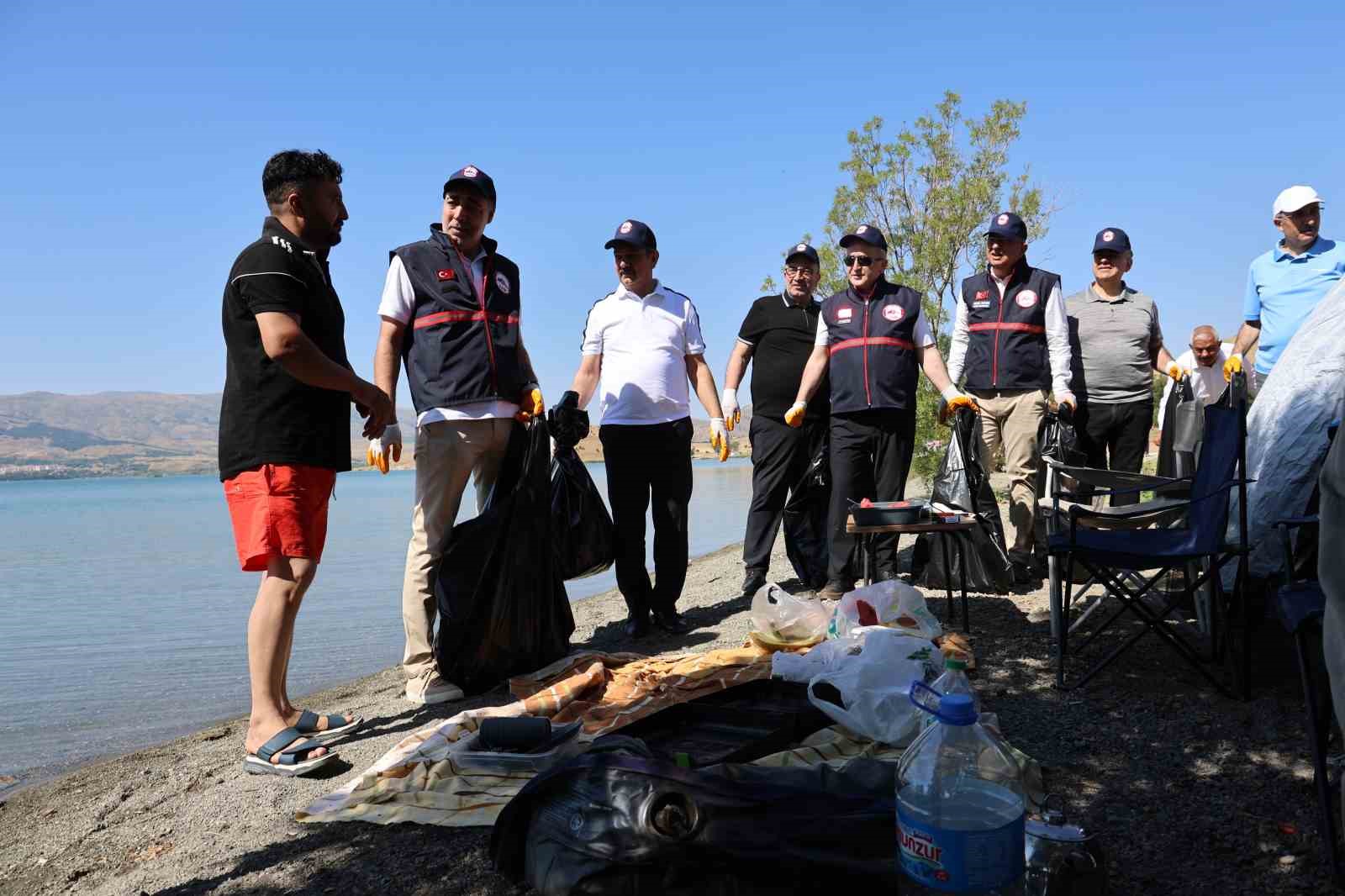 Elazığ Hazar Gölü çevresinde temizlik çalışması