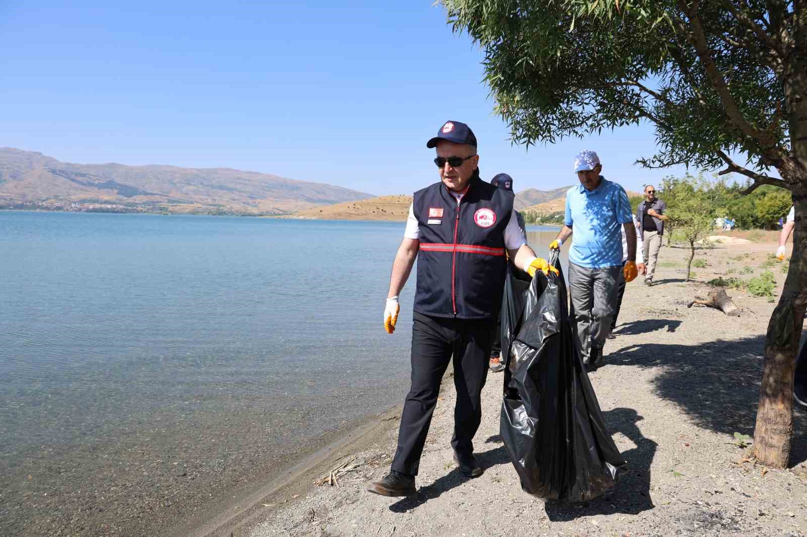 Elazığ Hazar Gölü çevresinde temizlik çalışması