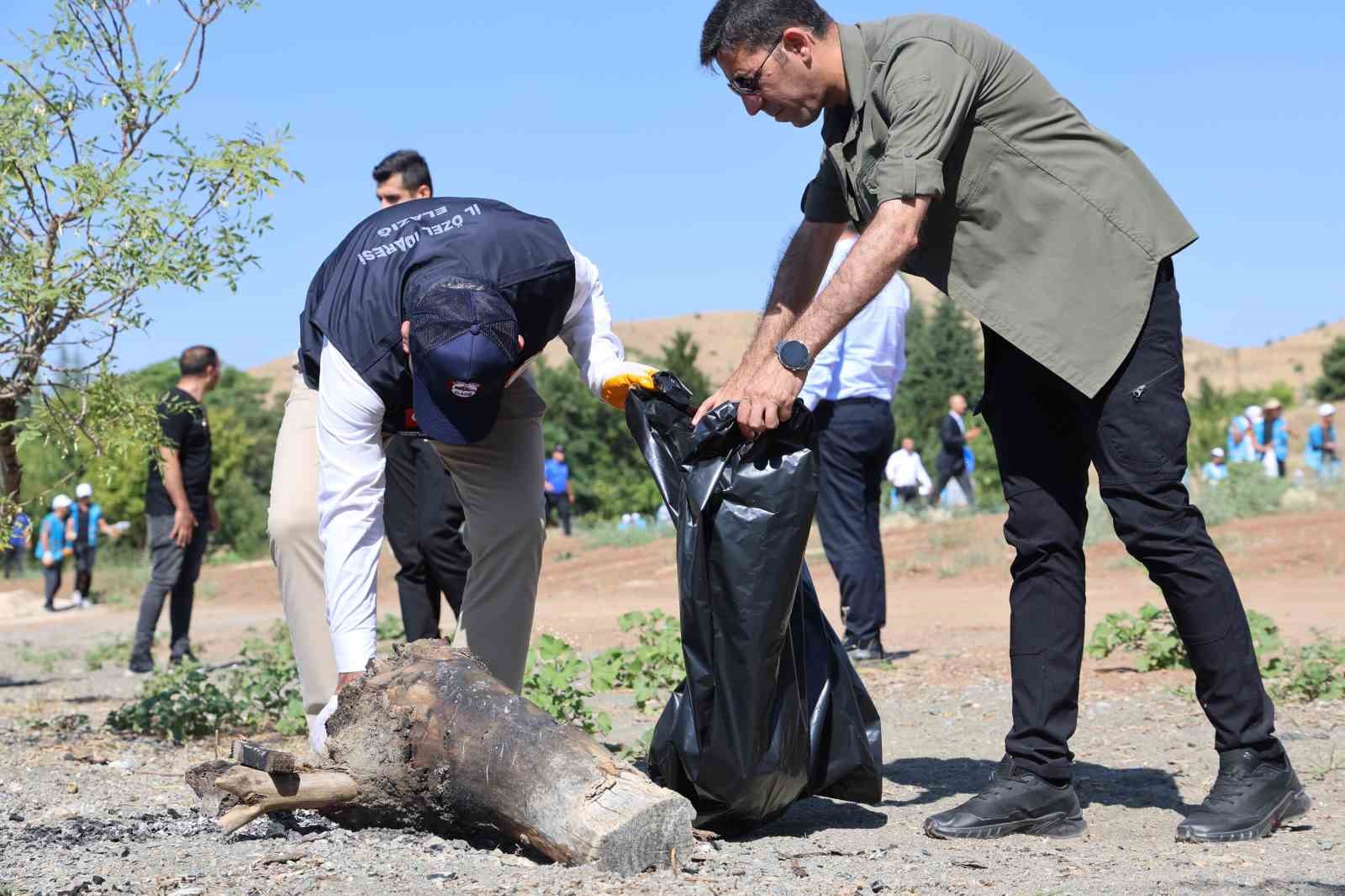 Elazığ Hazar Gölü çevresinde temizlik çalışması