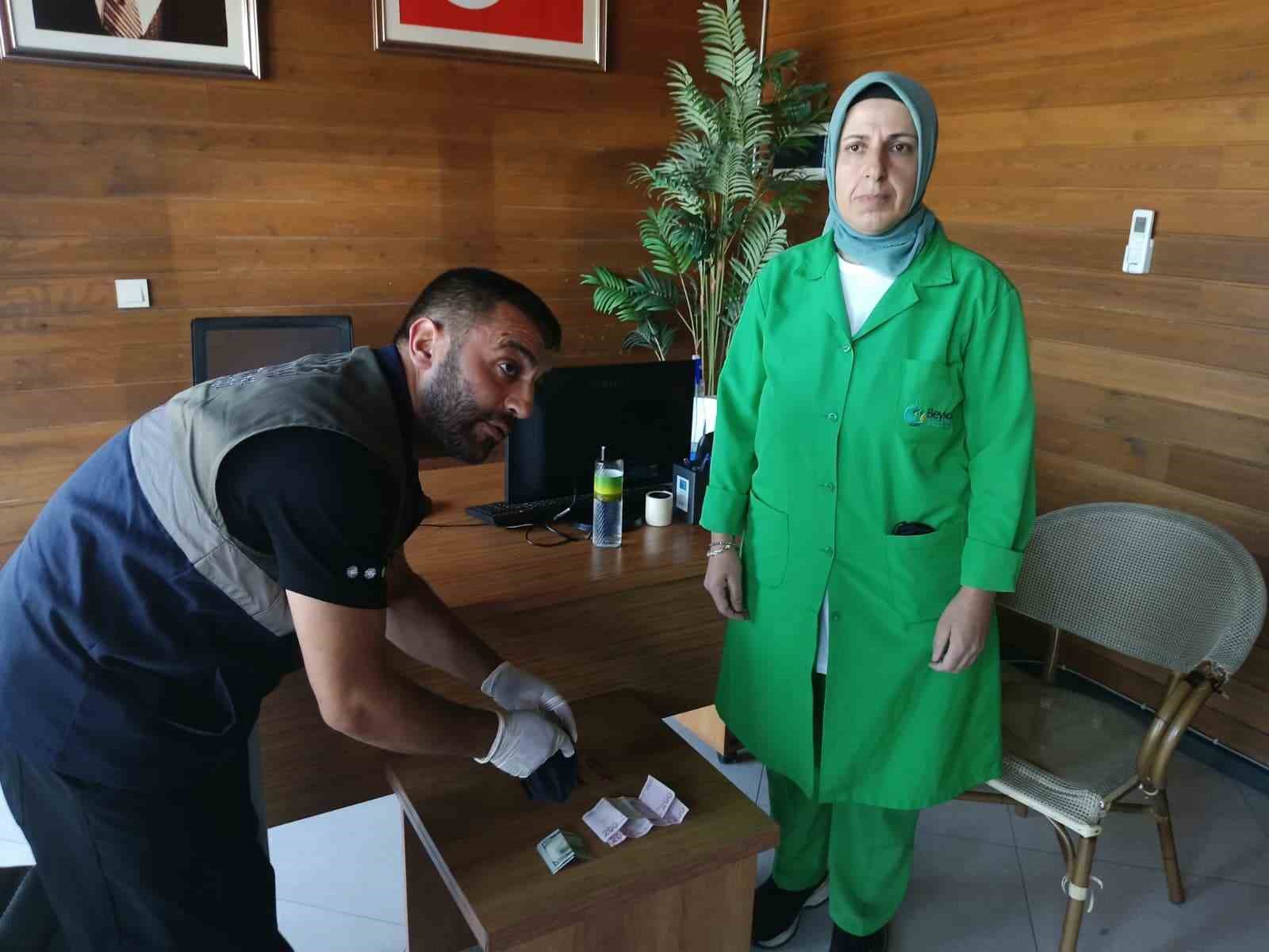 Beykoz Belediyesi personelinden örnek davranış: Plajda bulduğu altın dolu keseyi sahibine teslim etti