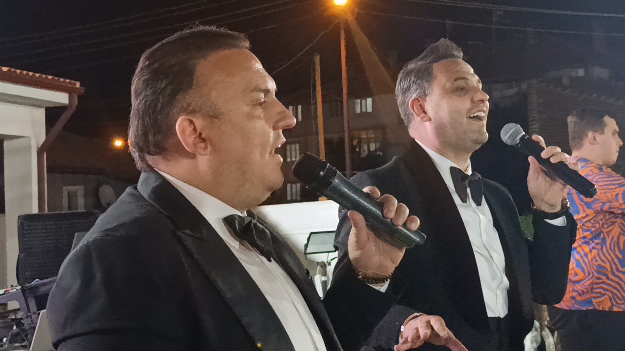 Bilecik’te Rumeli rüzgarı eserken, Orhan & Kemal kardeşler binlerce kadını coşturdu