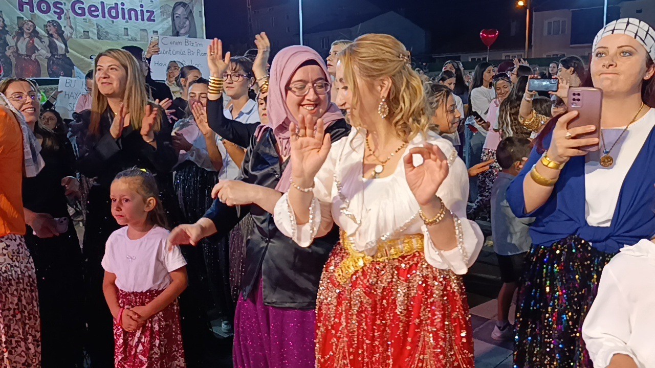 Bilecik’te Rumeli rüzgarı eserken, Orhan & Kemal kardeşler binlerce kadını coşturdu