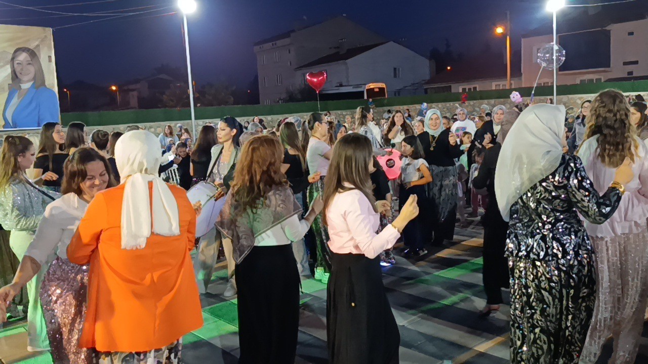 Bilecik’te Rumeli rüzgarı eserken, Orhan & Kemal kardeşler binlerce kadını coşturdu