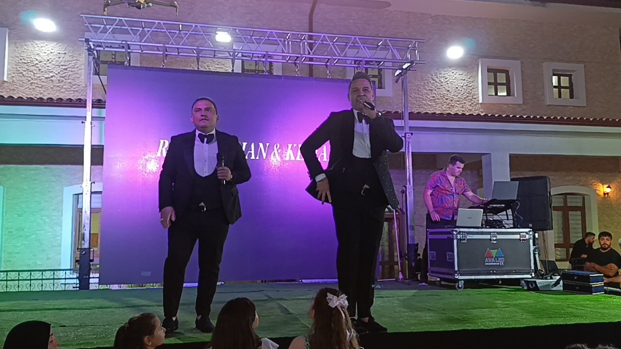 Bilecik’te Rumeli rüzgarı eserken, Orhan & Kemal kardeşler binlerce kadını coşturdu