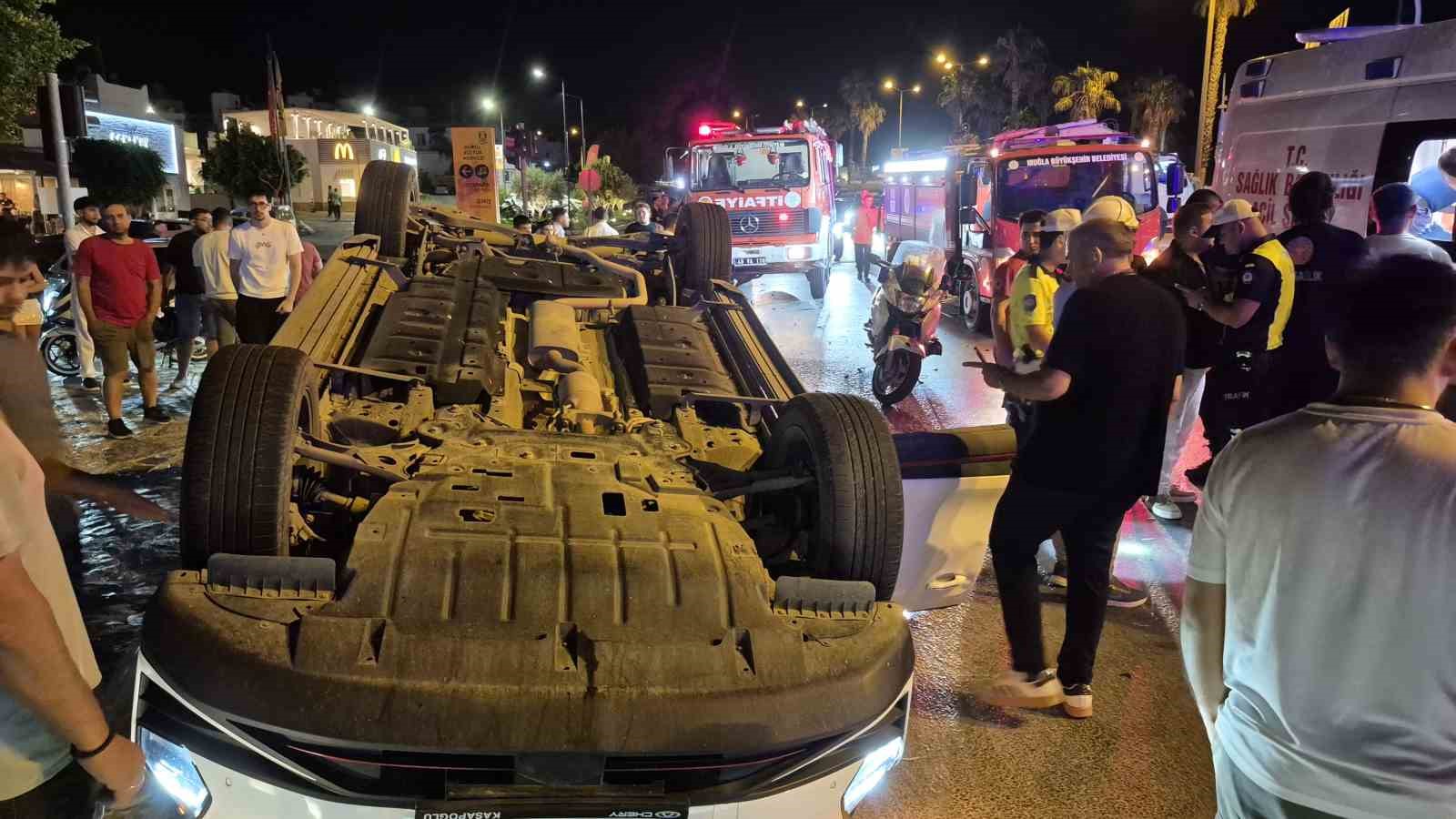 Kavşakta çarpışan otomobil devrildi: 1 yaralı