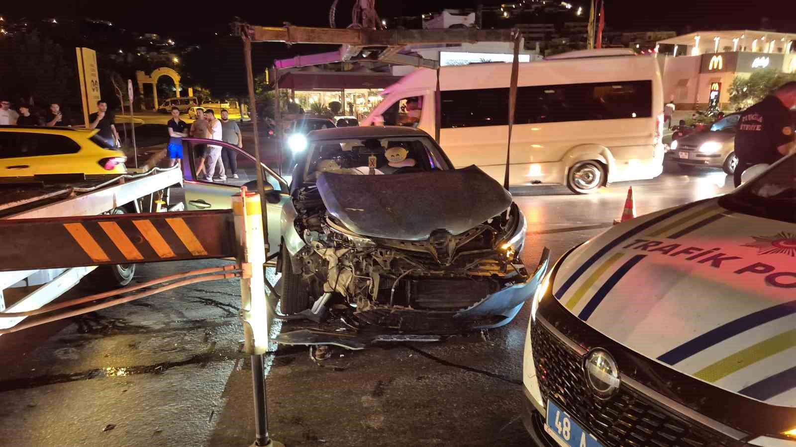 Kavşakta çarpışan otomobil devrildi: 1 yaralı