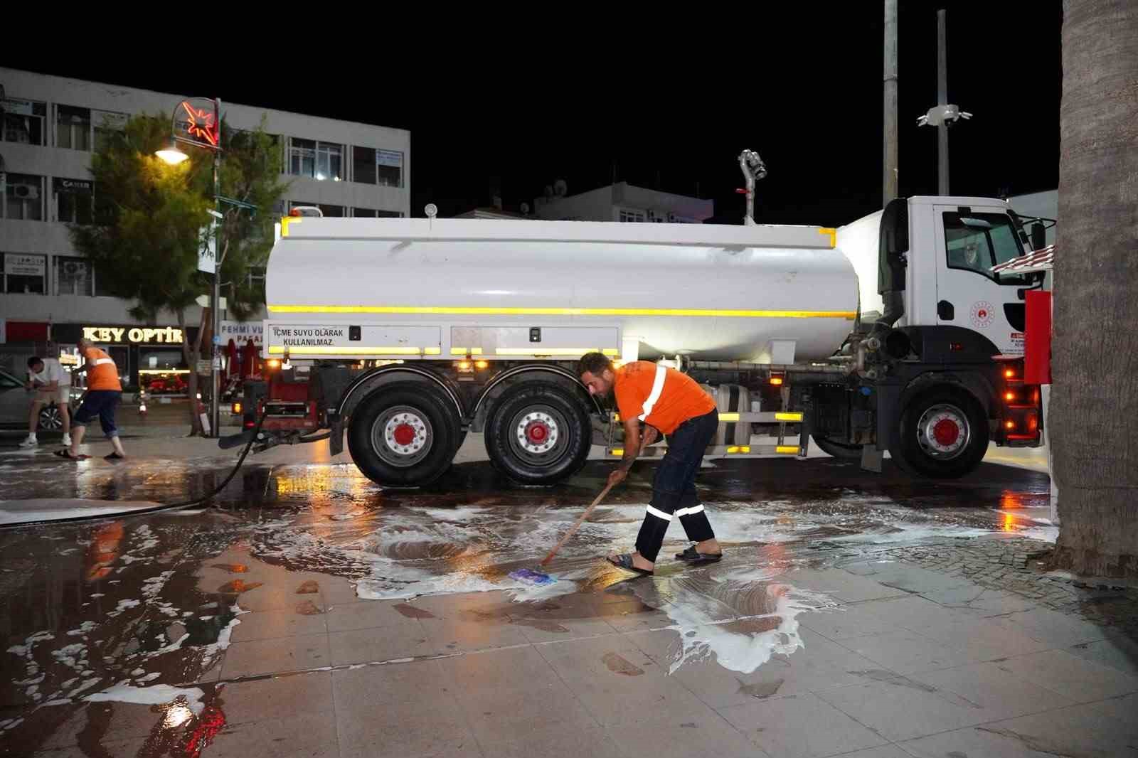 Ayvalık cadde ve sokakları köpüklü sularla temizlendi