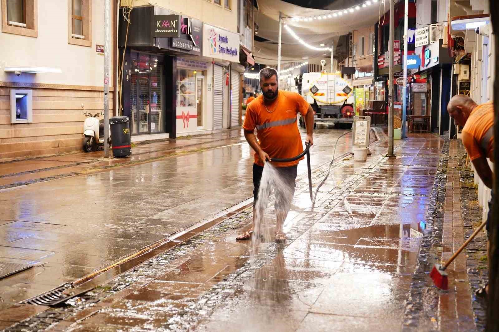 Ayvalık cadde ve sokakları köpüklü sularla temizlendi