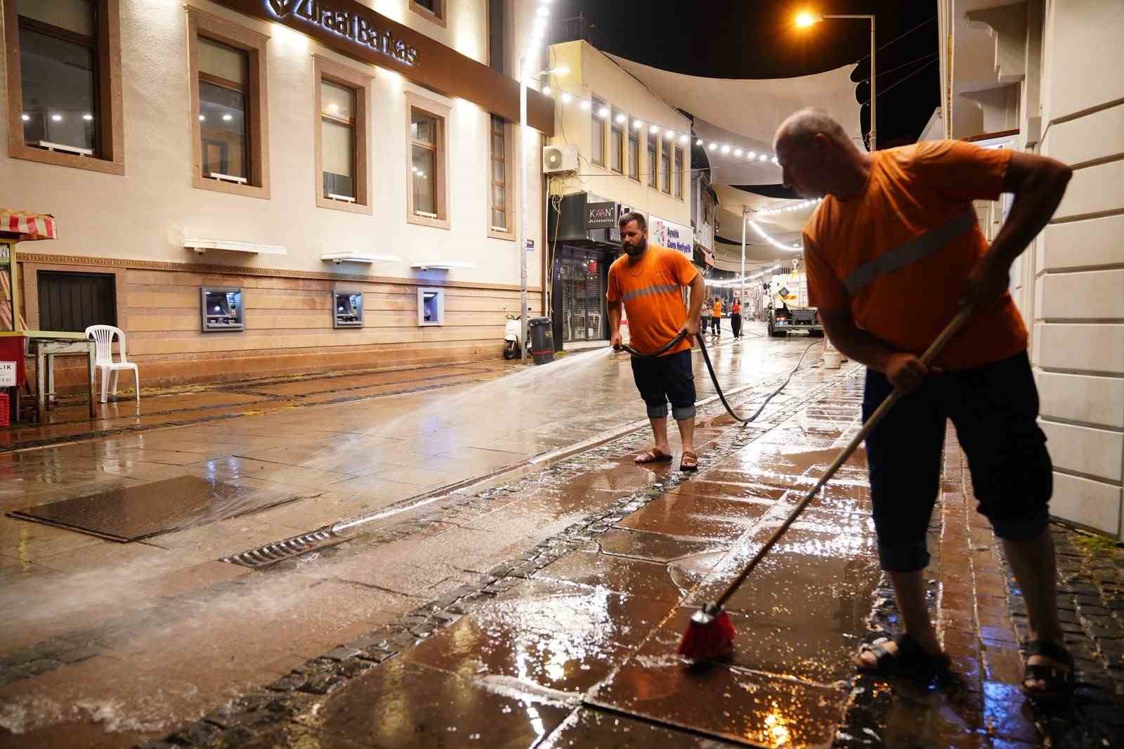 Ayvalık cadde ve sokakları köpüklü sularla temizlendi