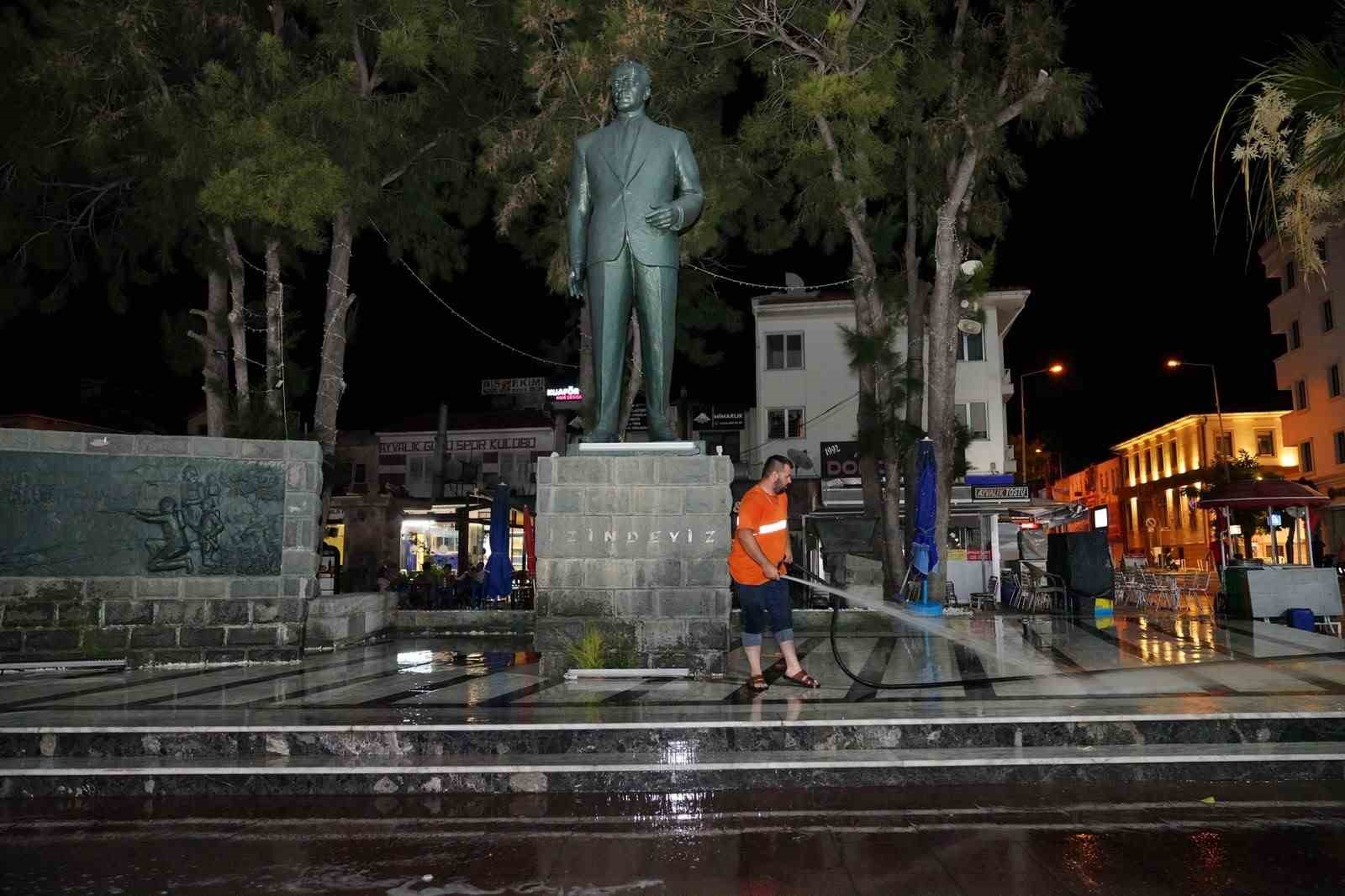 Ayvalık cadde ve sokakları köpüklü sularla temizlendi