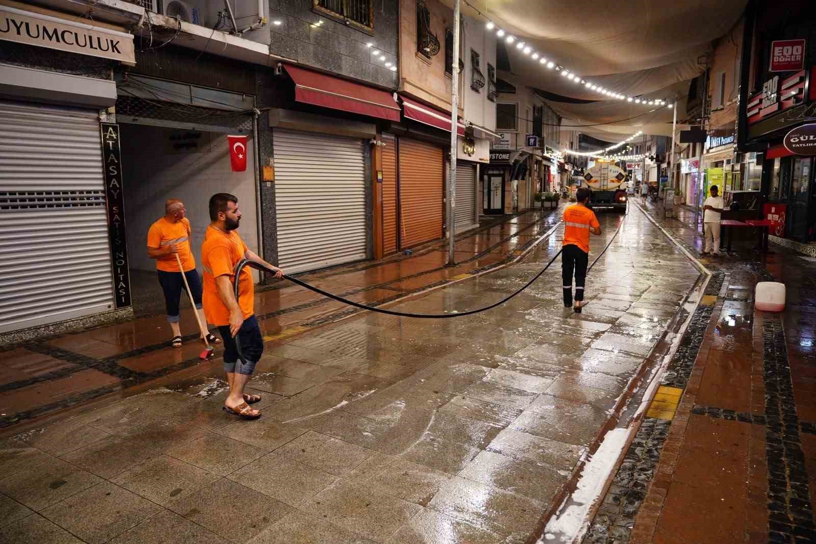 Ayvalık cadde ve sokakları köpüklü sularla temizlendi