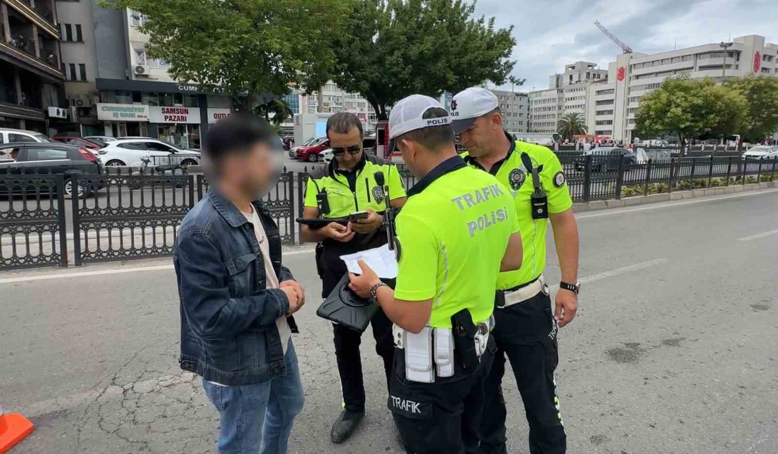 Trafik denetimini görünce anayolda geri geri kaçtı, motorize polis yakaladı