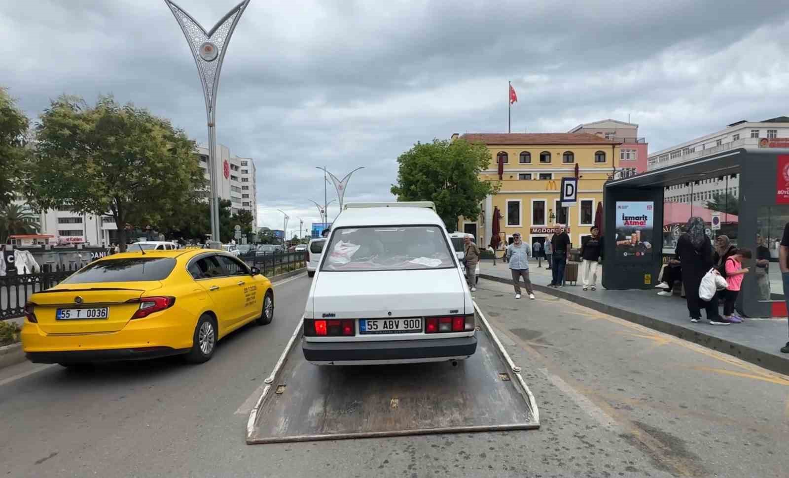 Trafik denetimini görünce anayolda geri geri kaçtı, motorize polis yakaladı