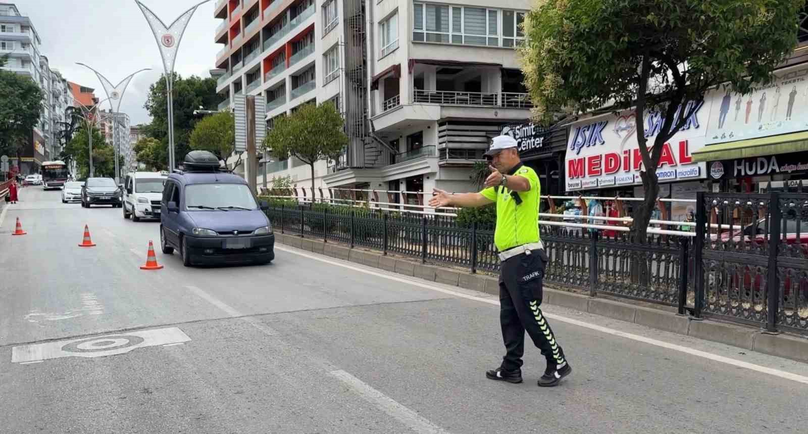Trafik denetimini görünce anayolda geri geri kaçtı, motorize polis yakaladı
