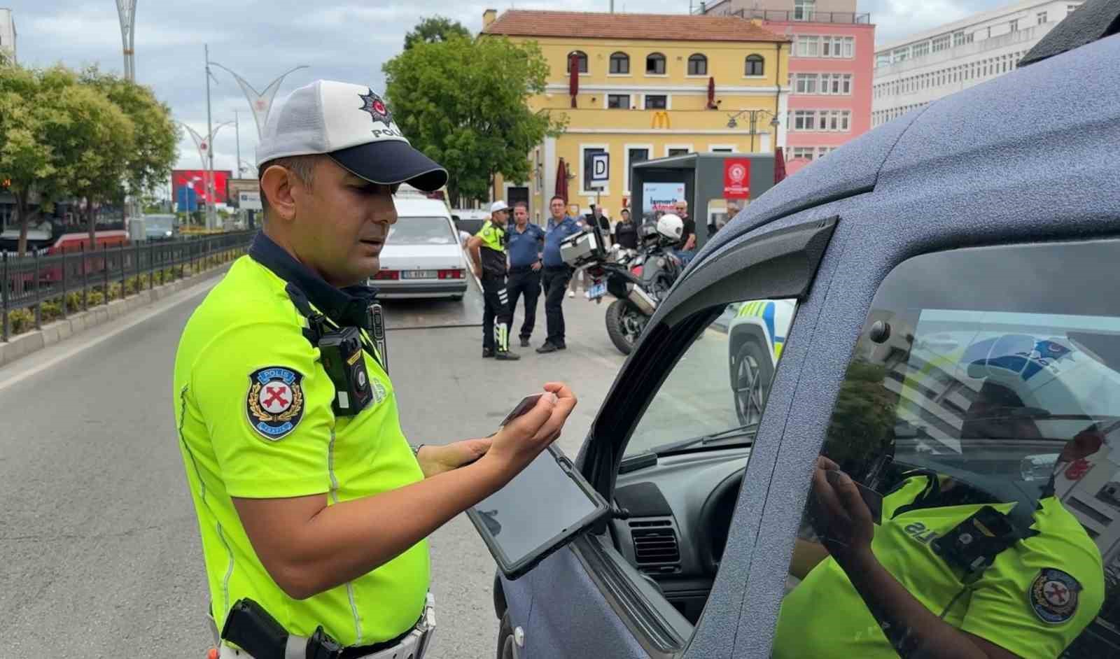 Trafik denetimini görünce anayolda geri geri kaçtı, motorize polis yakaladı