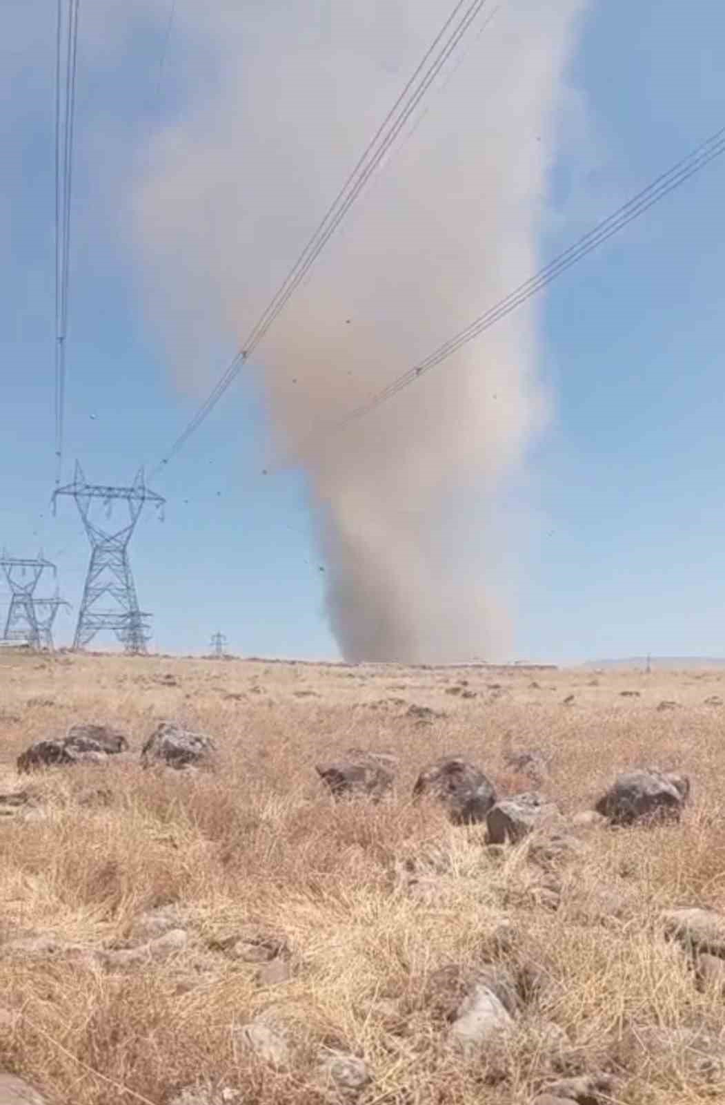 Elazığ’da korkutan hortum kamerada