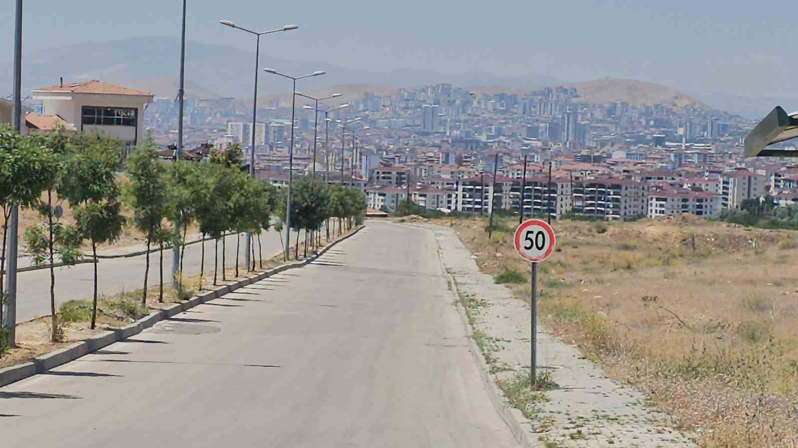 Elazığ’da kavurucu sıcaklar yolları boşalttı