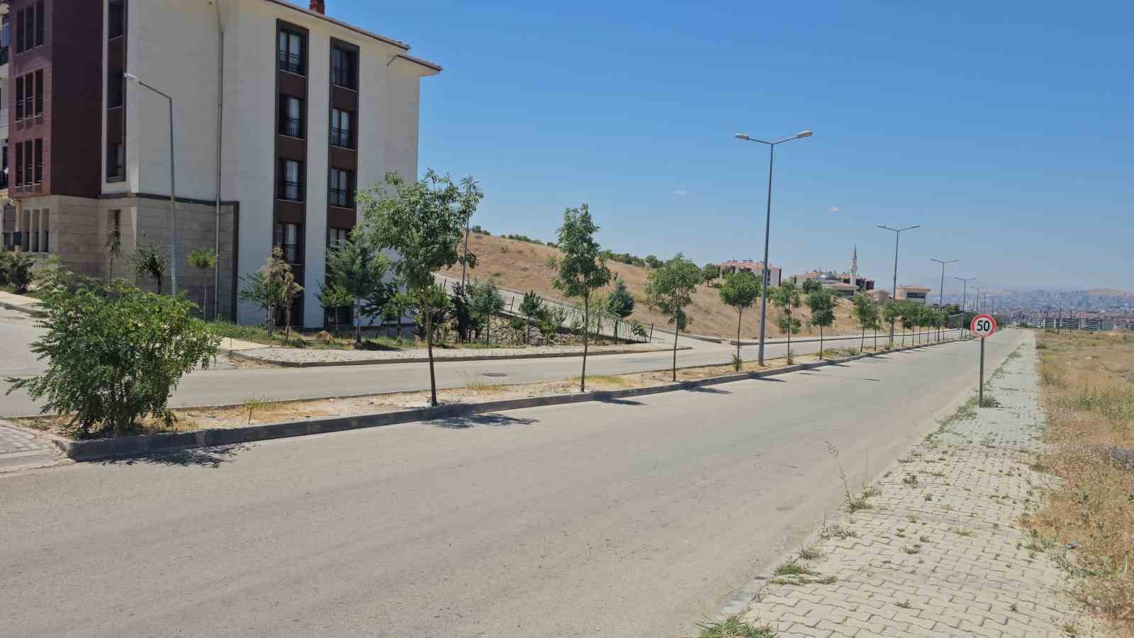 Elazığ’da kavurucu sıcaklar yolları boşalttı
