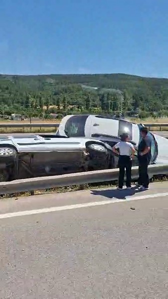 Orta refüje saplanan iki araç bariyerlerin arasında sıkıştı