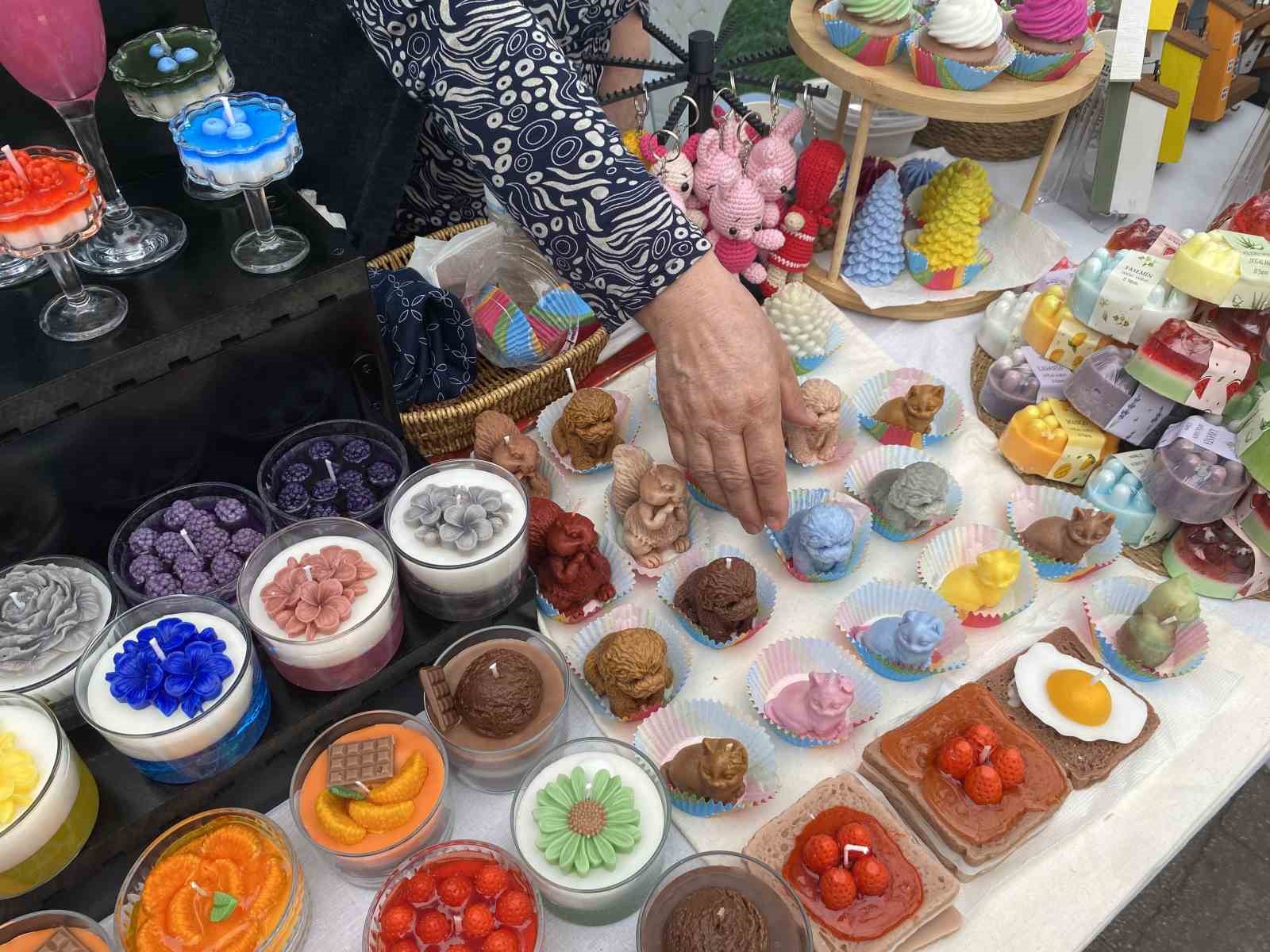 Kadınlar el emeği ürünlerini satışa sunuyor