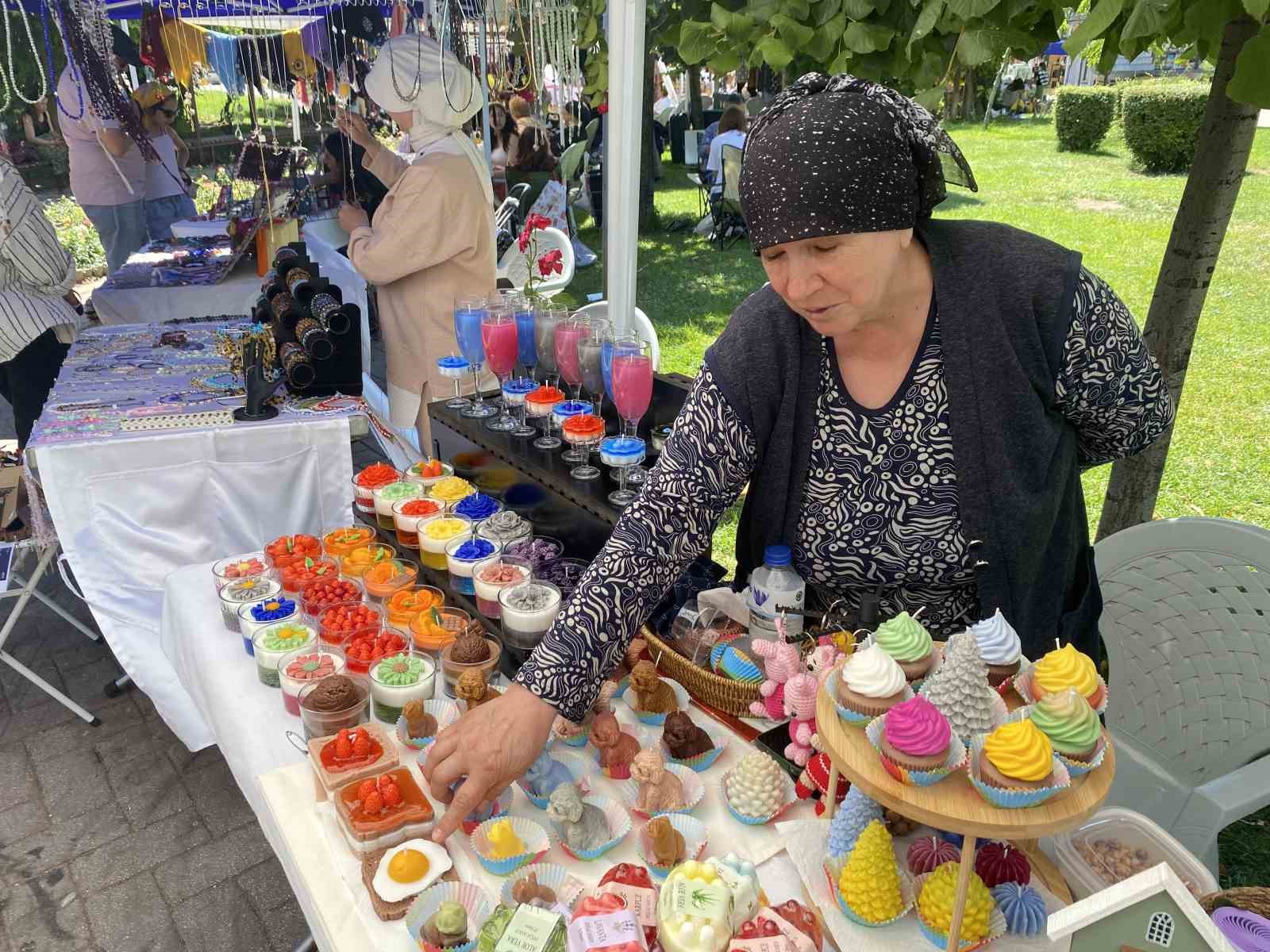 Kadınlar el emeği ürünlerini satışa sunuyor