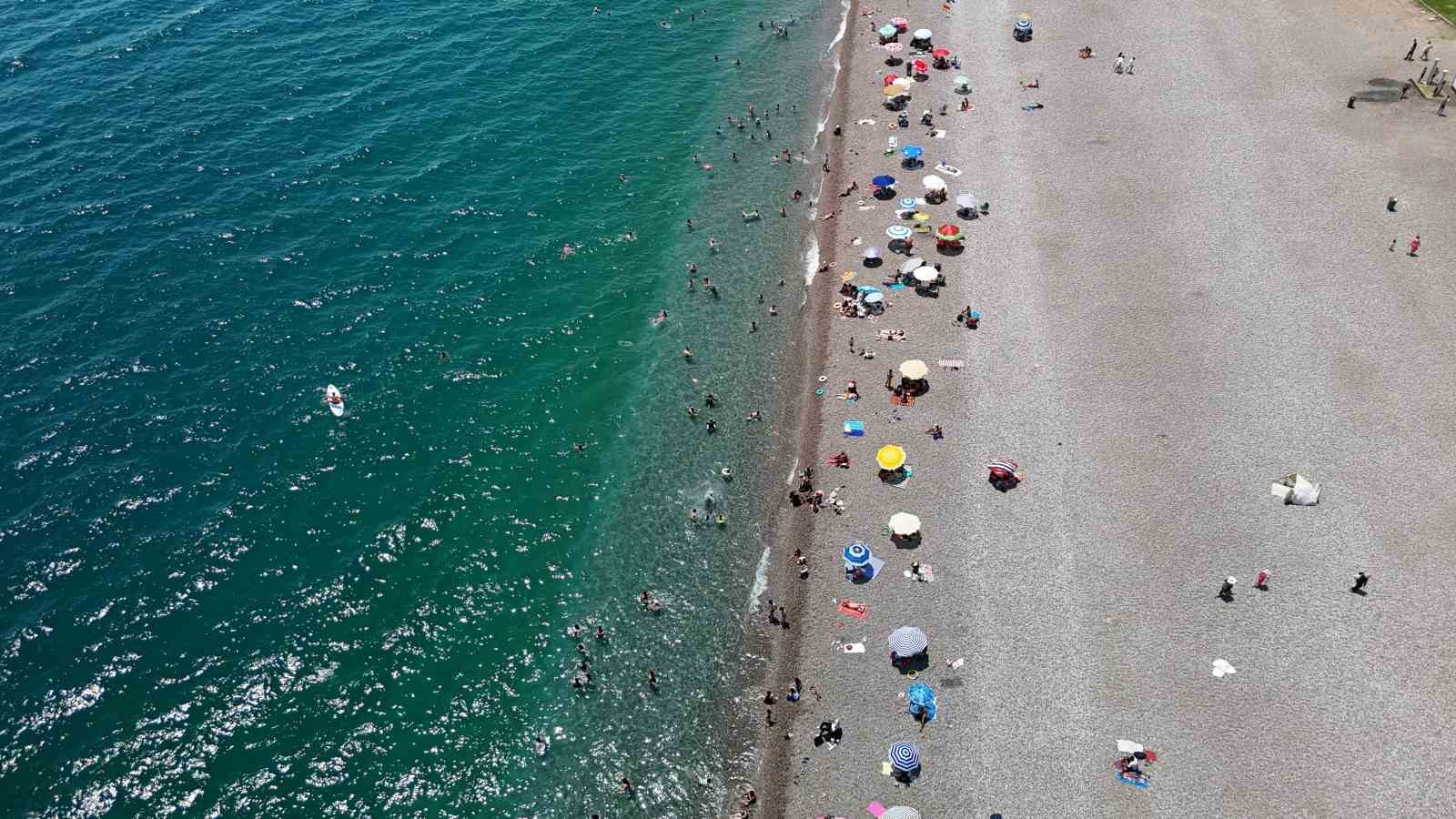 Antalya’da termometreler 38 dereceyi gösterdi, sahiller doldu