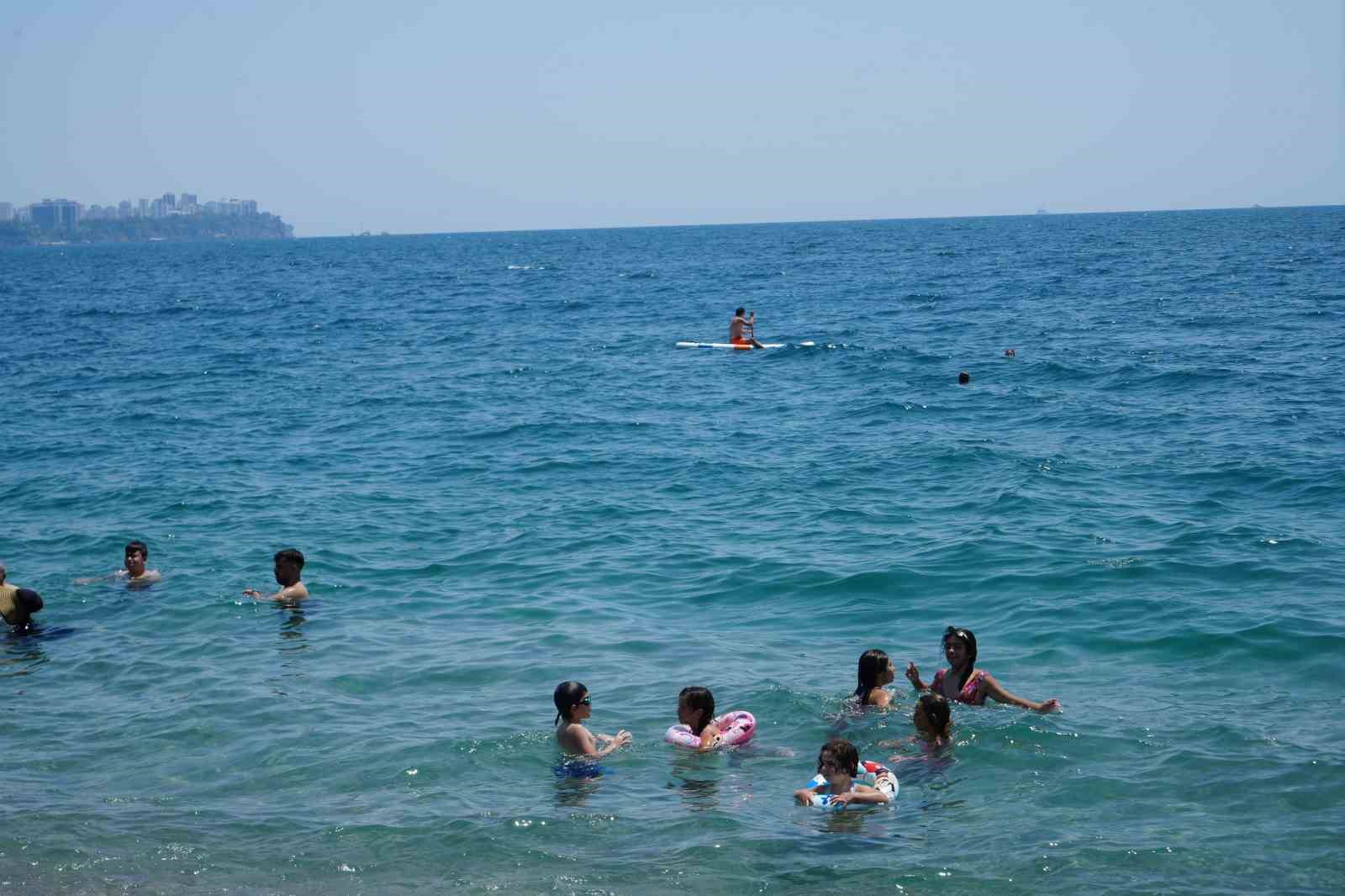 Antalya’da termometreler 38 dereceyi gösterdi, sahiller doldu