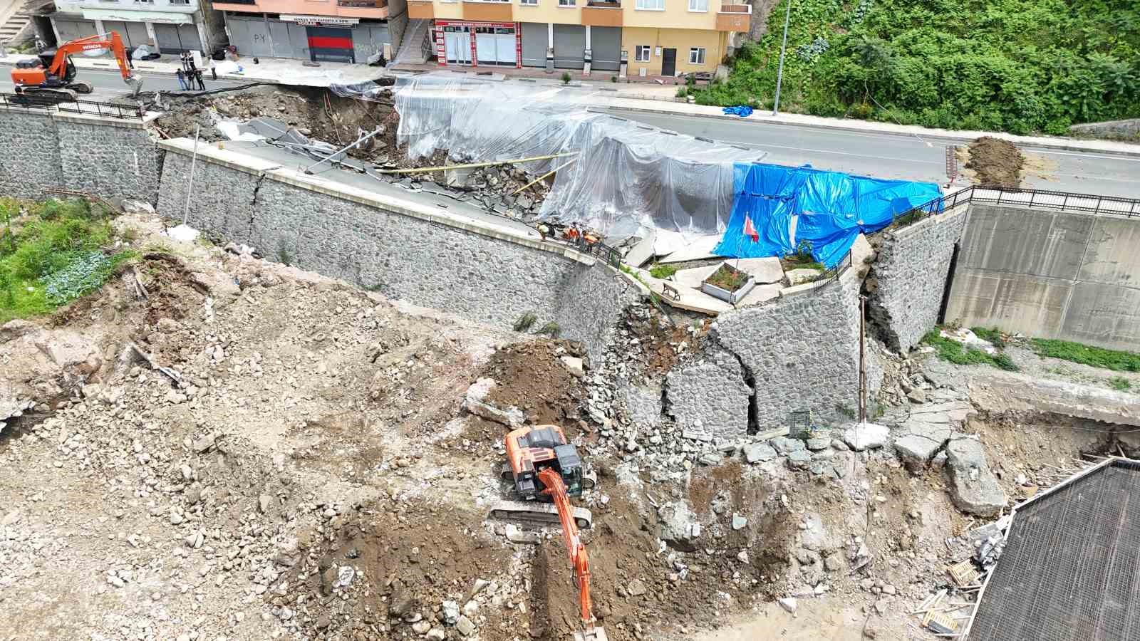 Rize’de çöken yolla ilgili tahliye edilen bina sakinleri "Biz uyarmıştık" dedi