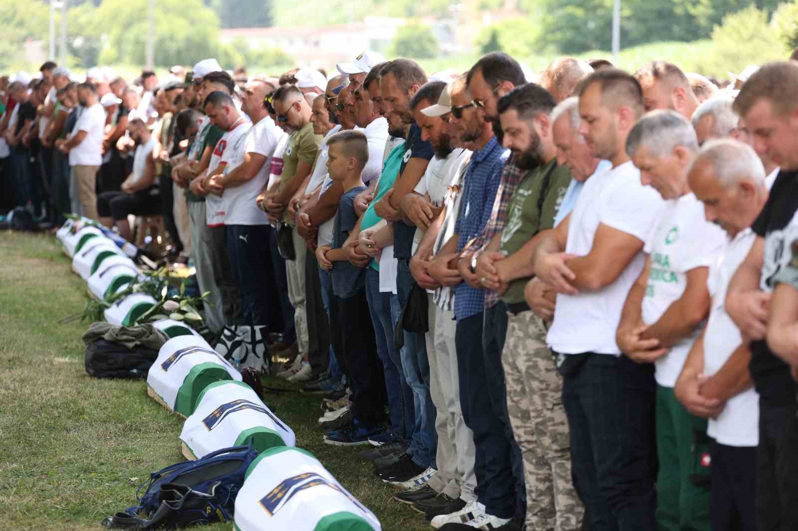 Srebrenitsa Soykırımının 31. yıl dönümü: 10 cenaze daha toprağa verildi