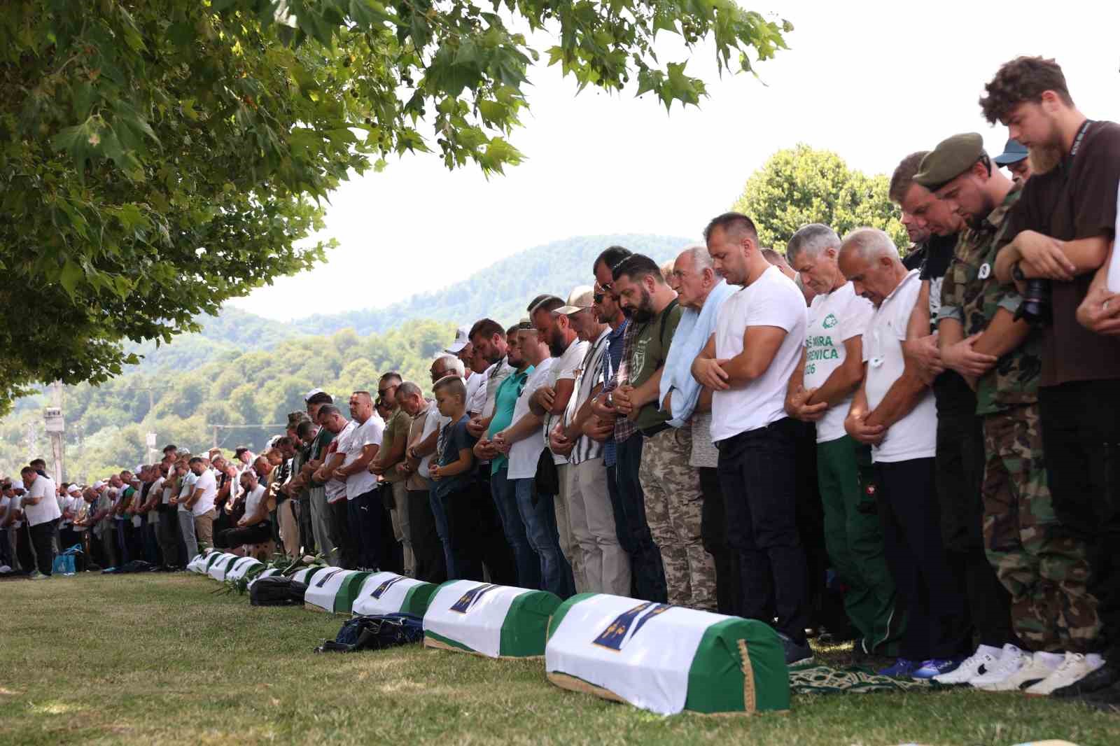 Srebrenitsa Soykırımının 31. yıl dönümü: 10 cenaze daha toprağa verildi