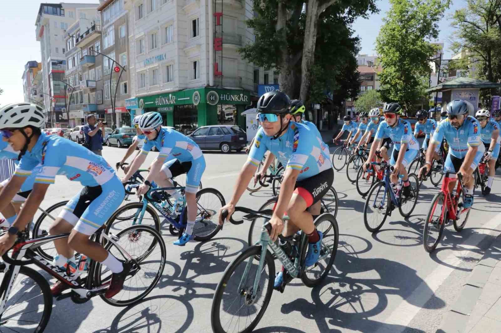 Ömer Halisdemir Bisiklet Turu sporcuları Kütahya’dan uğurlandı