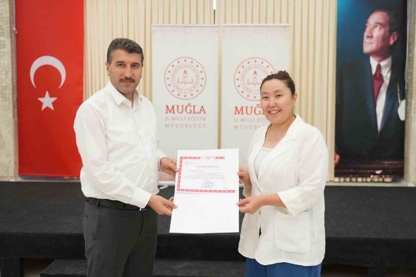 Kazakistanlı öğretmenlerin eğitim programı sertifika töreniyle taçlandı