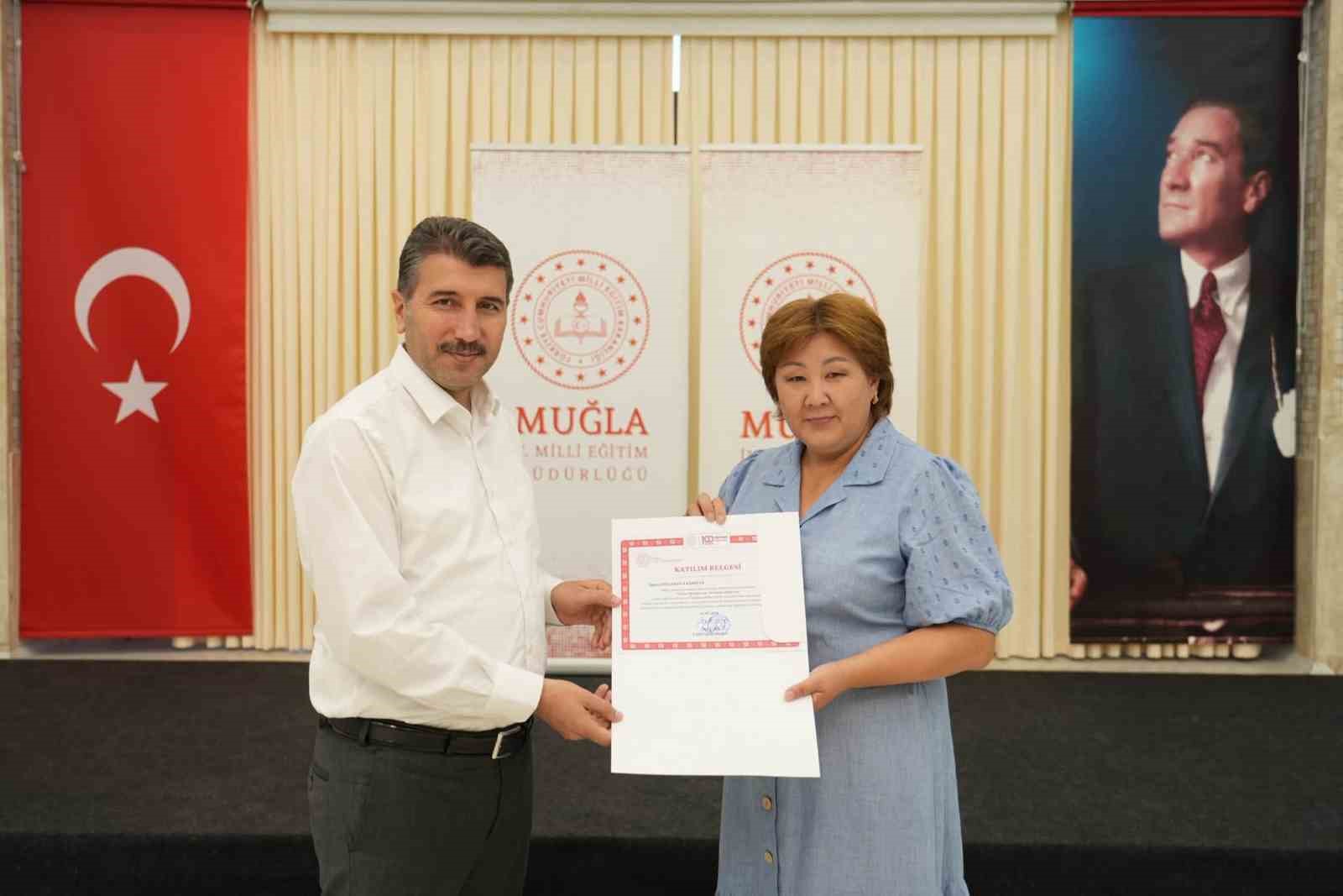 Kazakistanlı öğretmenlerin eğitim programı sertifika töreniyle taçlandı