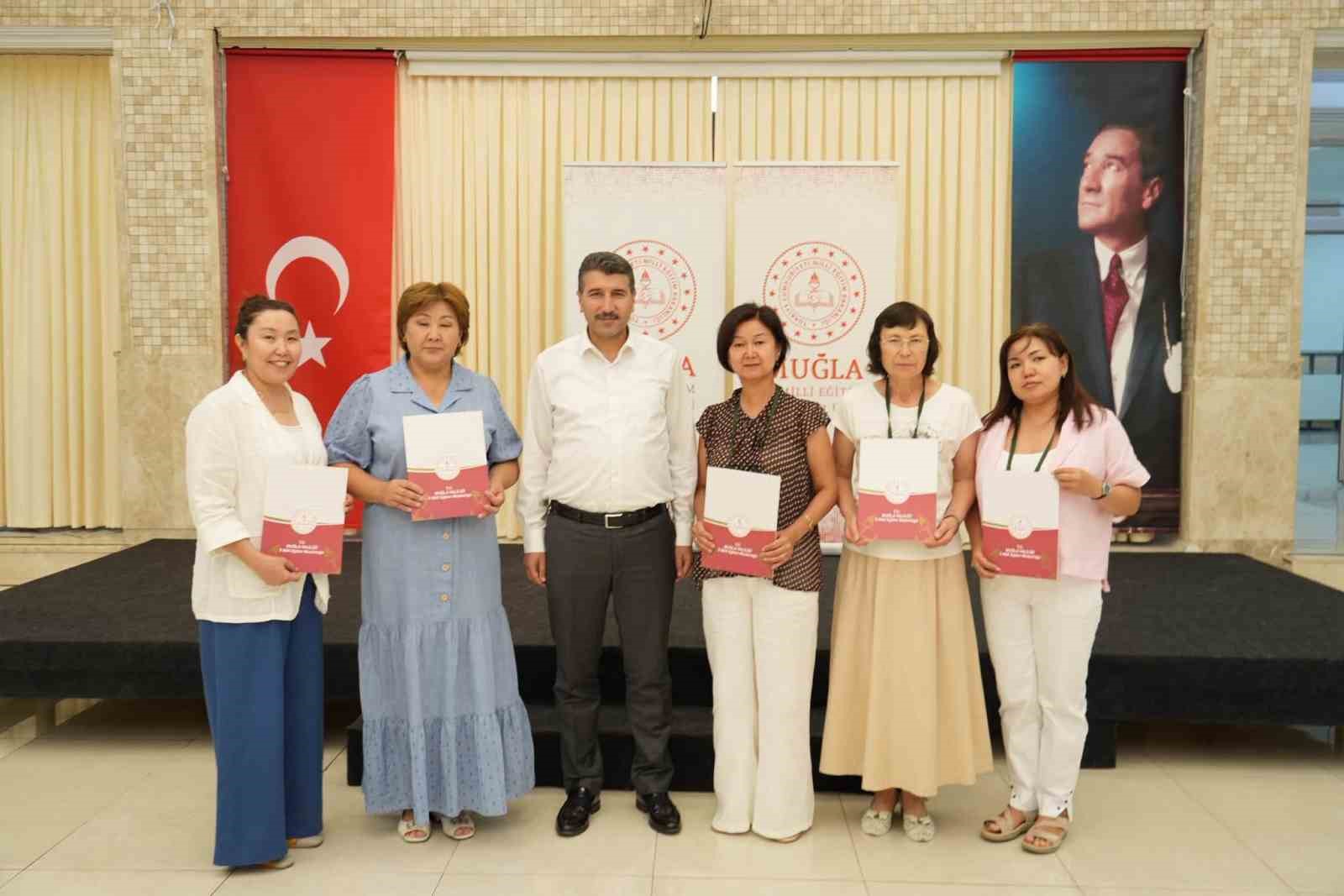 Kazakistanlı öğretmenlerin eğitim programı sertifika töreniyle taçlandı