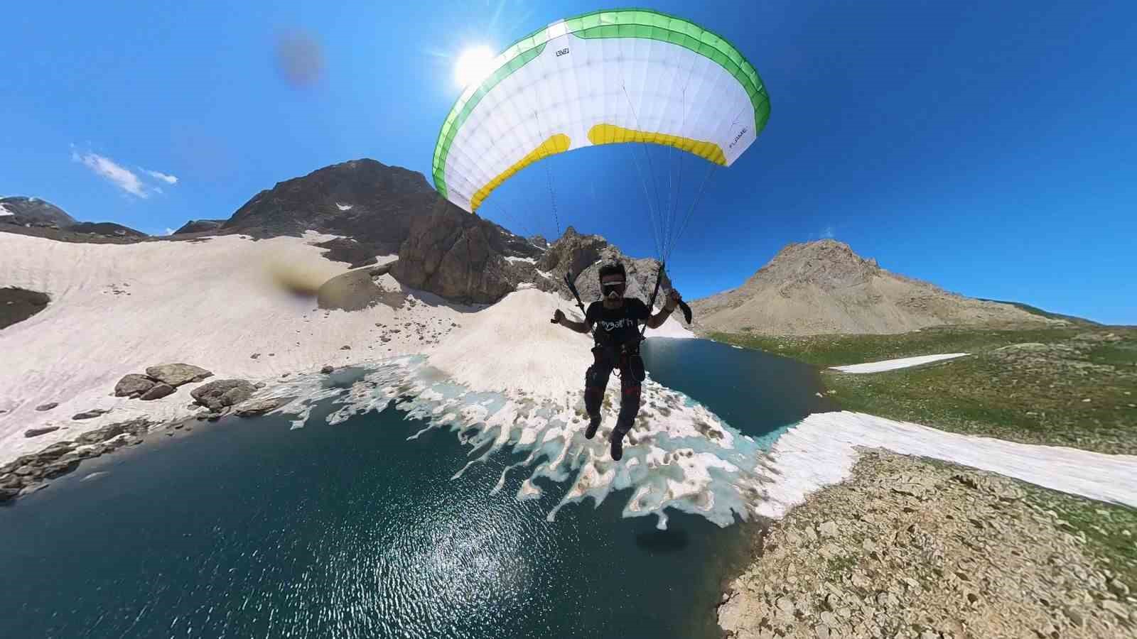 Temmuz ayında donmuş gölün üzerinde kayak, gökyüzünde paraşüt