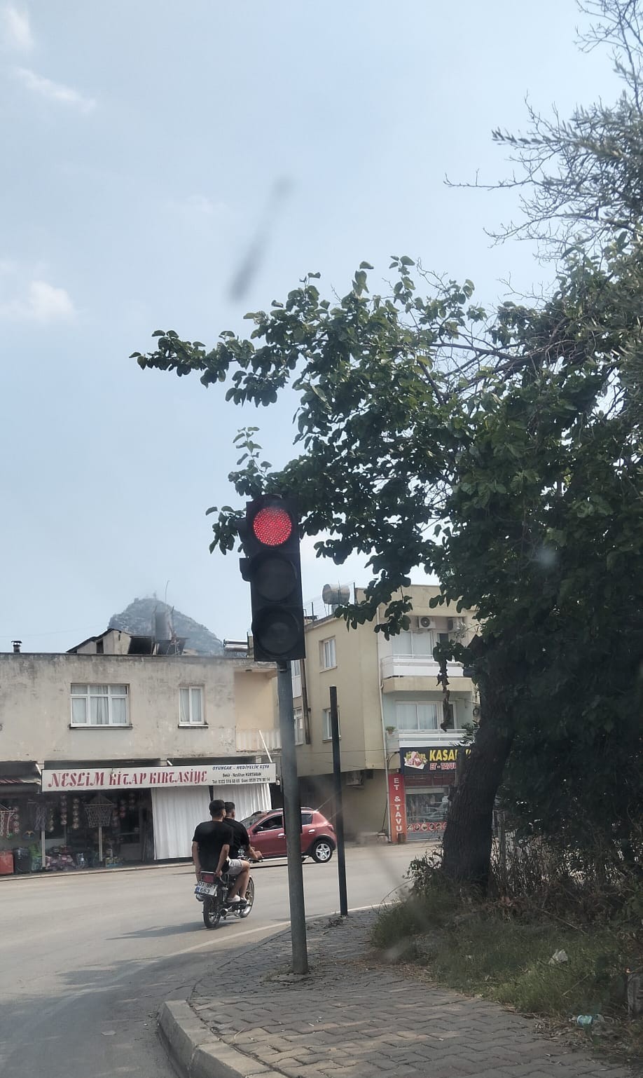 Kırmızı ışıkta geçen ehliyetsiz motosiklet sürücüsüne 85 bin TL para cezası